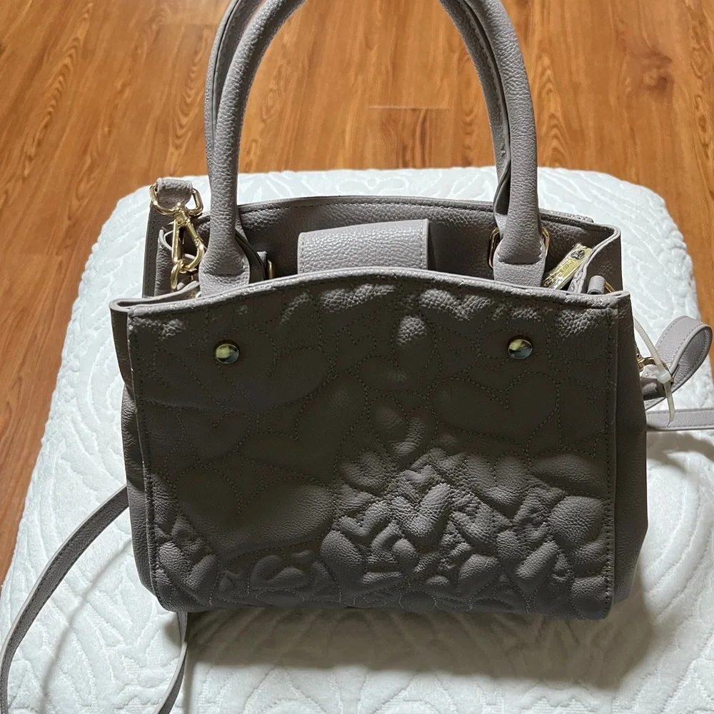 Betsey Johnson NWOTs Gray Heart Handbag. - Picture 4 of 10